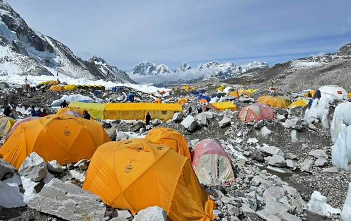 Terinfeksi Covid-19, Pendaki Everest Isolasi Mandiri di dalam Tenda