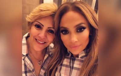Jennifer Lopez Rayakan Hari Ibu Lebih Awal