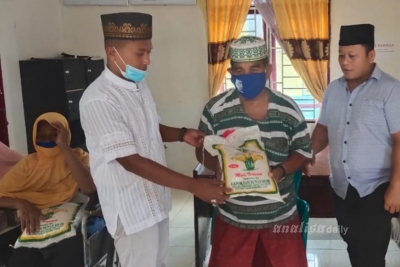 Kadin Batubara Bagikan Beras Kepada Kaum Dhuafa