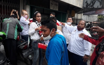 LSM Tamperak Berbagi Takjil untuk Buka Puasa