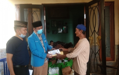 KNPI Sumut Bagikan Sembako ke Nazir Masjid dan Duafa