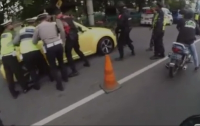 Kendarai Mobil Sendiri, Bocah 16 Tahun Tabrak Polisi