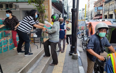 Sambut Idulfitri, Daily Dose Bagikan Bantuan Sembako Kepada Abang Beca