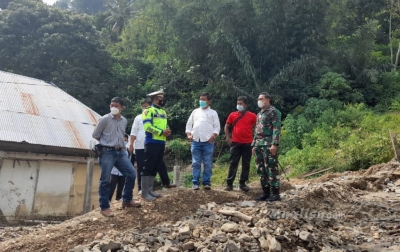 Bupati Simalungun Sambangi Rumah Korban Banjir Bandang