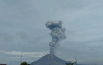 Gunung Sinabung Semburkan Debu Setinggi 3.500 Meter