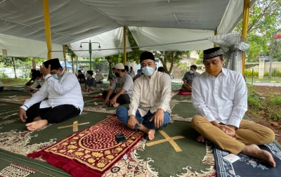 Komposer Musik Dwiki Dharmawan Salat Jumat di Tenda Masjid At Tabayyun