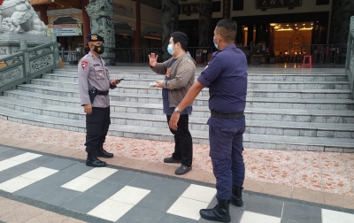 Hari Raya Waisak, Gegana Brimob Polda Sumut Sterilisasi Vihara Prioritas