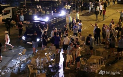 Ratusan Fans Tidak Pakai Masker, Penduduk Porto Marah