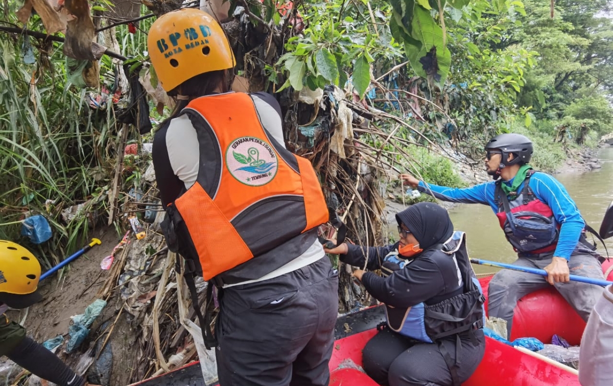 Sebelum ke Selat Malaka, Sampah Sungai Deli Diangkut FAJI Medan