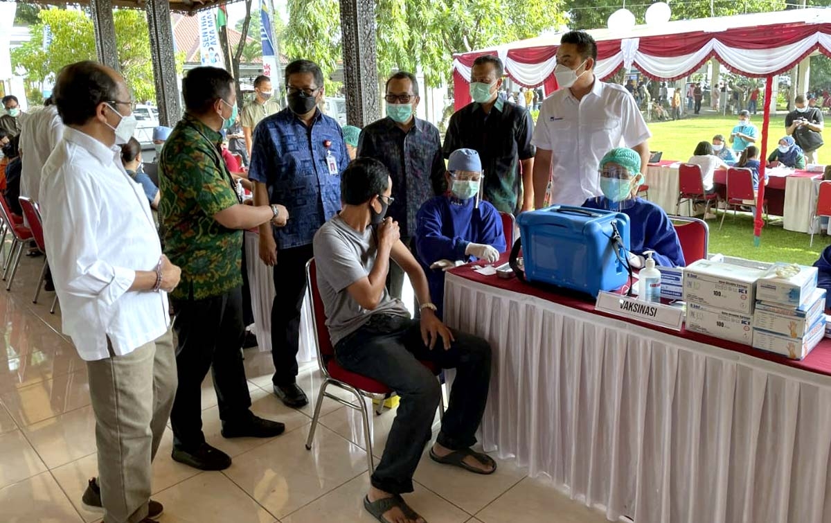 Sinergi dengan Berbagai Pihak, AXA Mandiri Vaksinasi Warga Bali Dukung Bali Bangkit