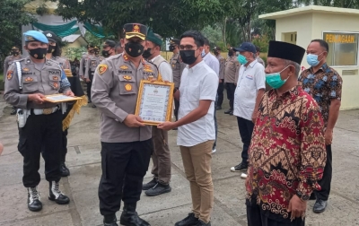 Andi Lestari Terima Penghargaan dari Kapolres Batubara AKBP Ikhwan Lubis