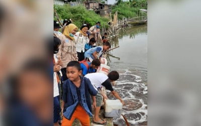 DLH Provinsi Sumut dan Relawan Tuangkan Ecoenzym ke Sungai Deli