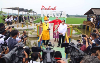Sandiaga Uno: Wisata Pasar Paloh Naga Memang Unik