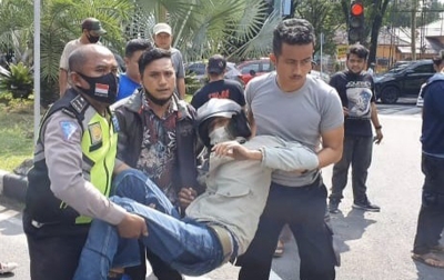 Pengguna Sepeda Motor Tabrak Minibus