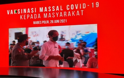Jokowi Tinjau Vaksinasi Covid-19 Massal TNI-Polri Serentak Seluruh Indonesia