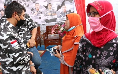 Fakar Suhartami Pratama Berikan Modal Usaha, Wanita Ini Sujud Syukur
