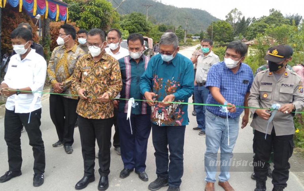 PT TPL Serahkan Bantuan Pembangunan Jalan Desa Pardomuan Silaen