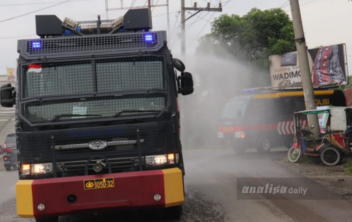 Polres Langkat Semprotkan Disinfektan di Pusat Keramaian