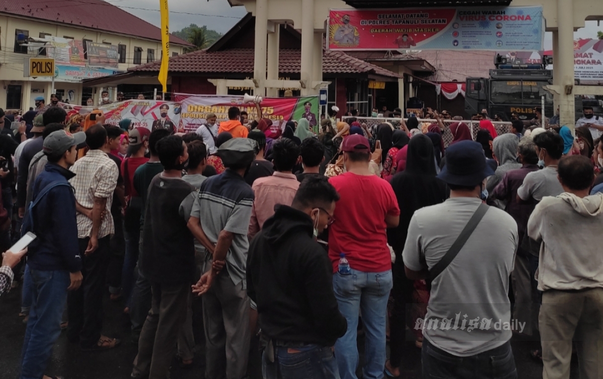 Ratusan Massa Desak Polisi Bebaskan 14 Warga Batangonang