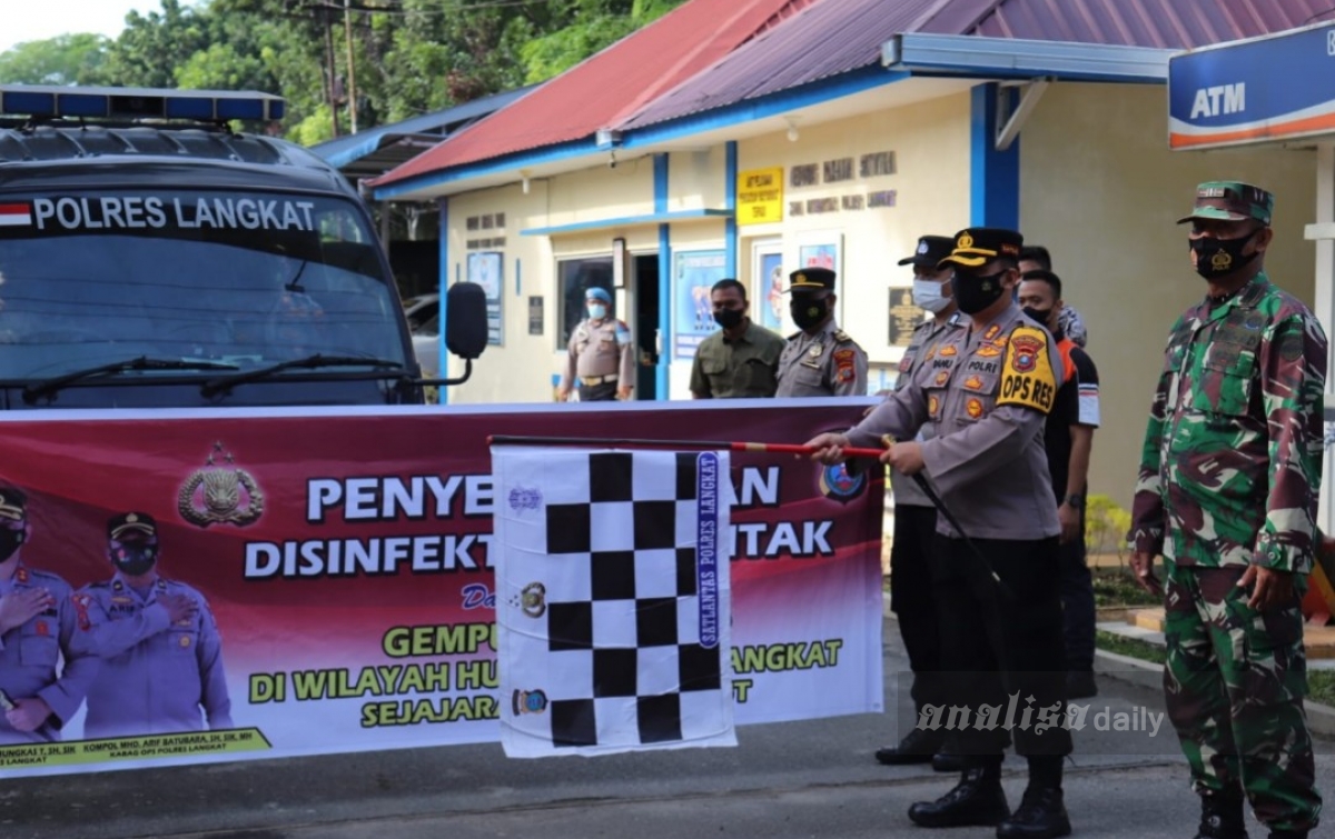 Cegah Penyebaran Covid-19, Polres Langkat Lakukan Penyemprotan Disinfektan