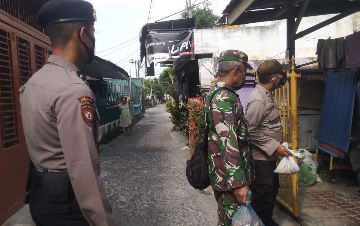 Polisi dan TNI Bantu Distribusikan Daging Kurban