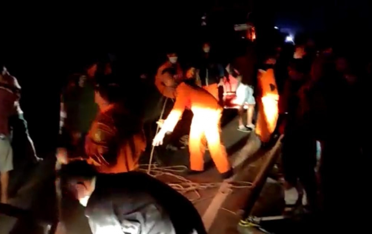 Tim SAR Evakuasi Pengendara Sepeda Motor yang Terjatuh ke Jurang di Simalungun