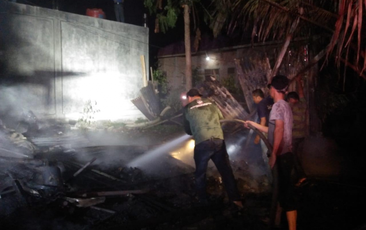 1 Unit Rumah Warga di Jalan Almuhajirin Sibuhuan Hangus Terbakar