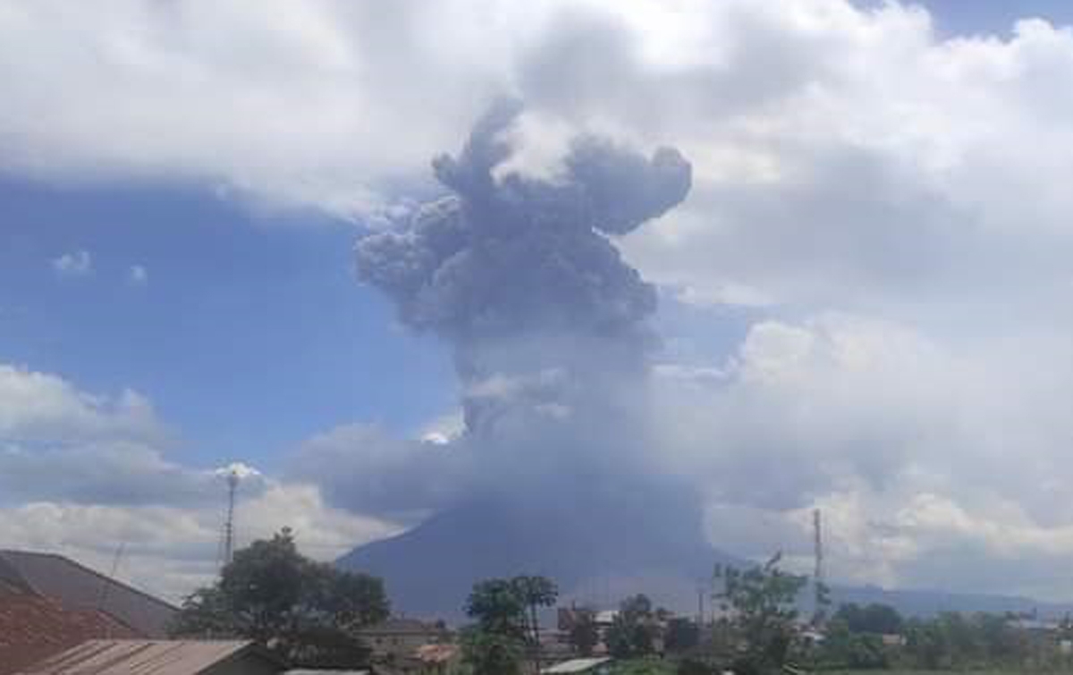 Gunung Sinabung Semburkan Awan Panas Sejauh 1.000 Meter