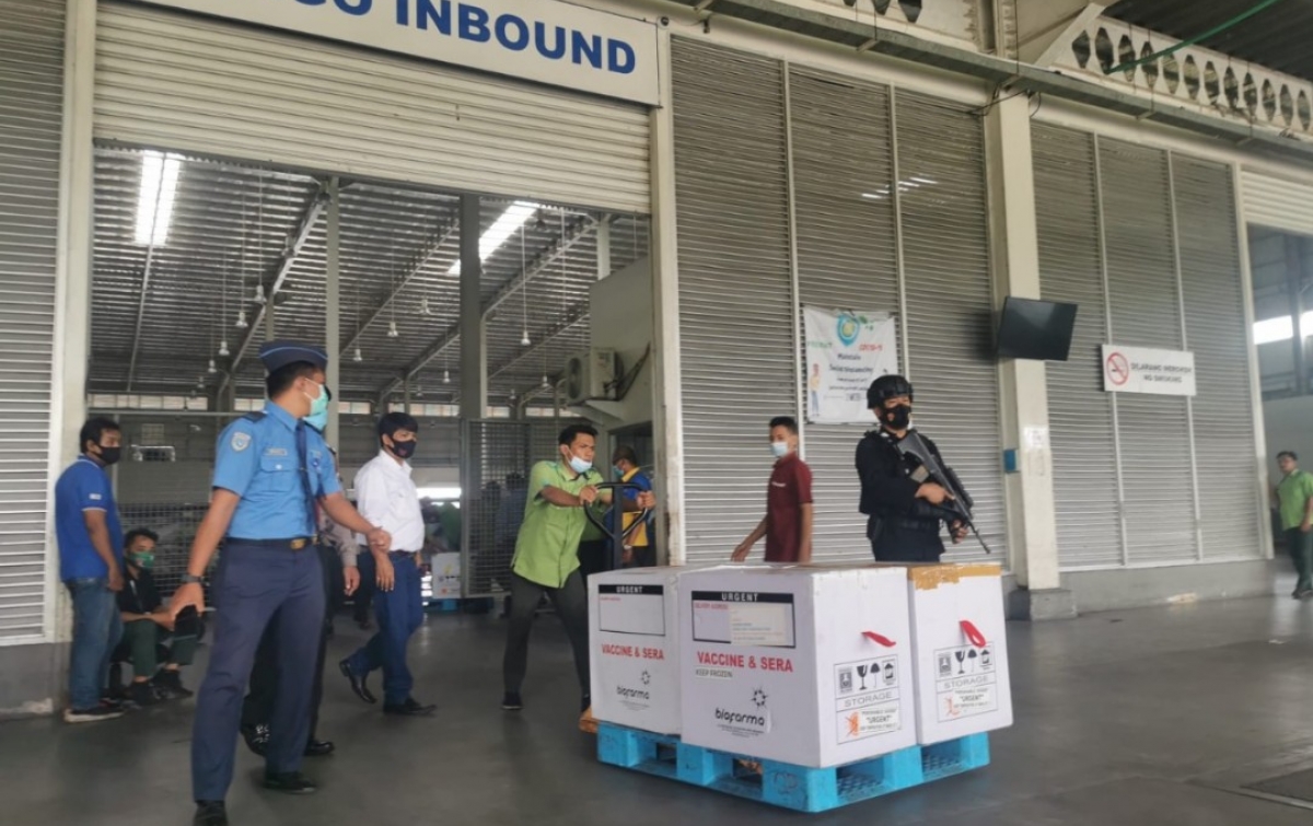 Tiba di Kualanamu, Polisi Kawal Vaksin Moderna Menuju Dinkes Sumut