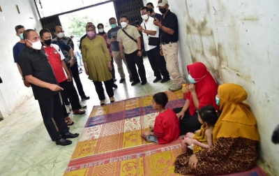 Jenguk 2 Anak Penderita Penyakit Kulit, Gubsu Rujuk ke RS Haji Medan