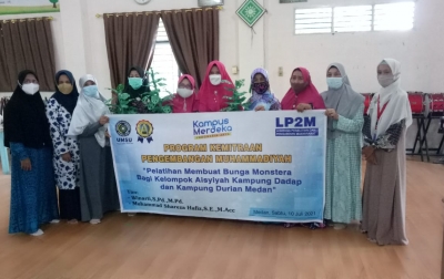 Kelompok Aisyiyah Kampung Dadap dan Durian Medan Dilatih Buat Bunga Monstera