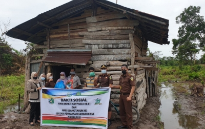 Kejari Siak Salurkan Ratusan Paket Sembako untuk Masyarakat Kurang Mampu