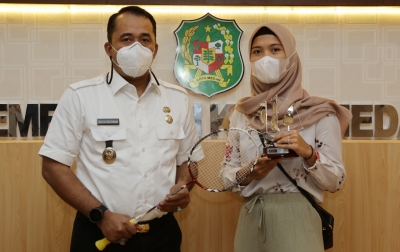 Raih Juara Bulu Tangkis di Spanyol, Yufira Bertemu Wakil Wali Kota Medan