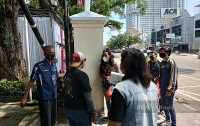 Pengusaha Coffee Shop Temui Pembeli ke Pos PPKM Darurat