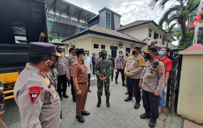 Kapolda dan Pangdam Beri Bantuan Kepada Personel di Mapolsek Medan Timur