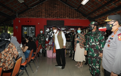 Ketua Satgas Covid-19 Ajak Warga Ikuti Vaksinasi Demi Pertahanan Diri