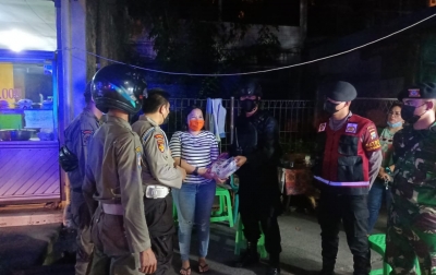 TNI-Polri dan Satgas Covid-19 Patroli Skala Besar Bagikan Bansos di Medan