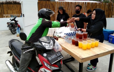 Sisi Kiri Caffe Bagikan 500 Bungkus Makanan untuk Warga Terdampak PPKM