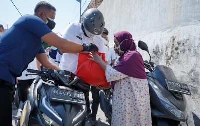 Naik Motor Matik, Bobby Nasution Bagikan Sembako, Warga: Mirip Pak Presiden