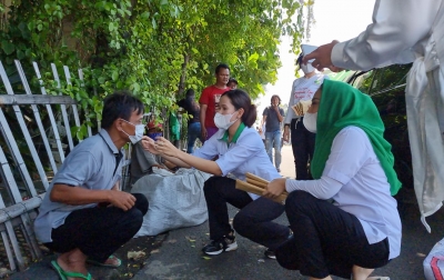 Saat Emak-emak Patroli Prokes Sambil Berbagi Masker
