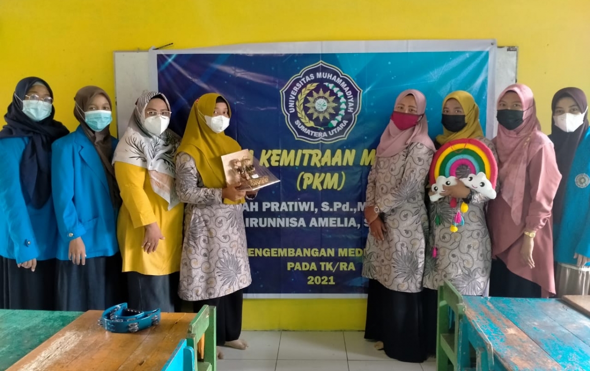 PKM Dosen UMSU, Latih Guru TK Kembangkan Media Pembelajaran