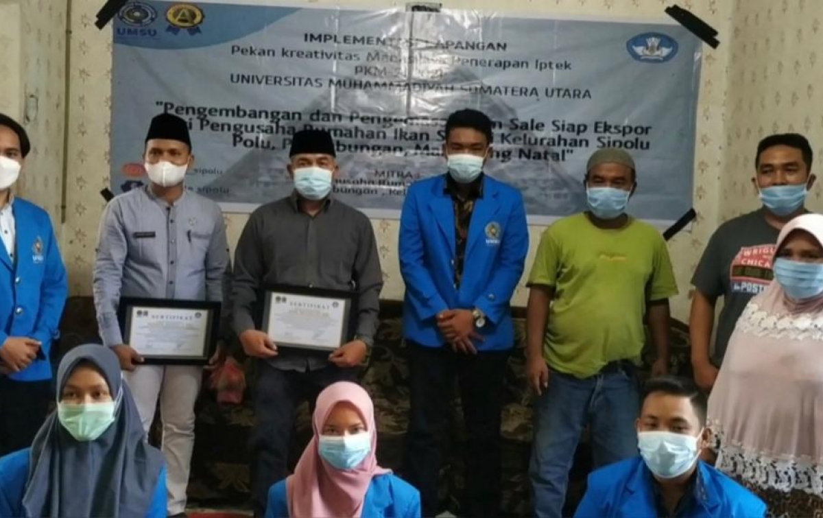 Mahasiswa UMSU Buat Kemasan Ikan Sale Siap Ekspor untuk Pedagang di Madina