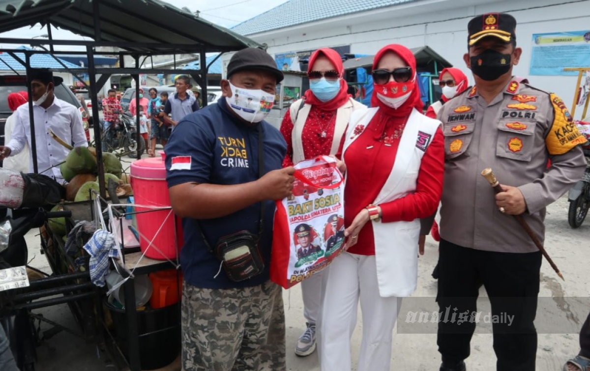 Sejumlah Pedagang di Pelabuhan Tanjung Tiram Dapat Bantuan Sembako