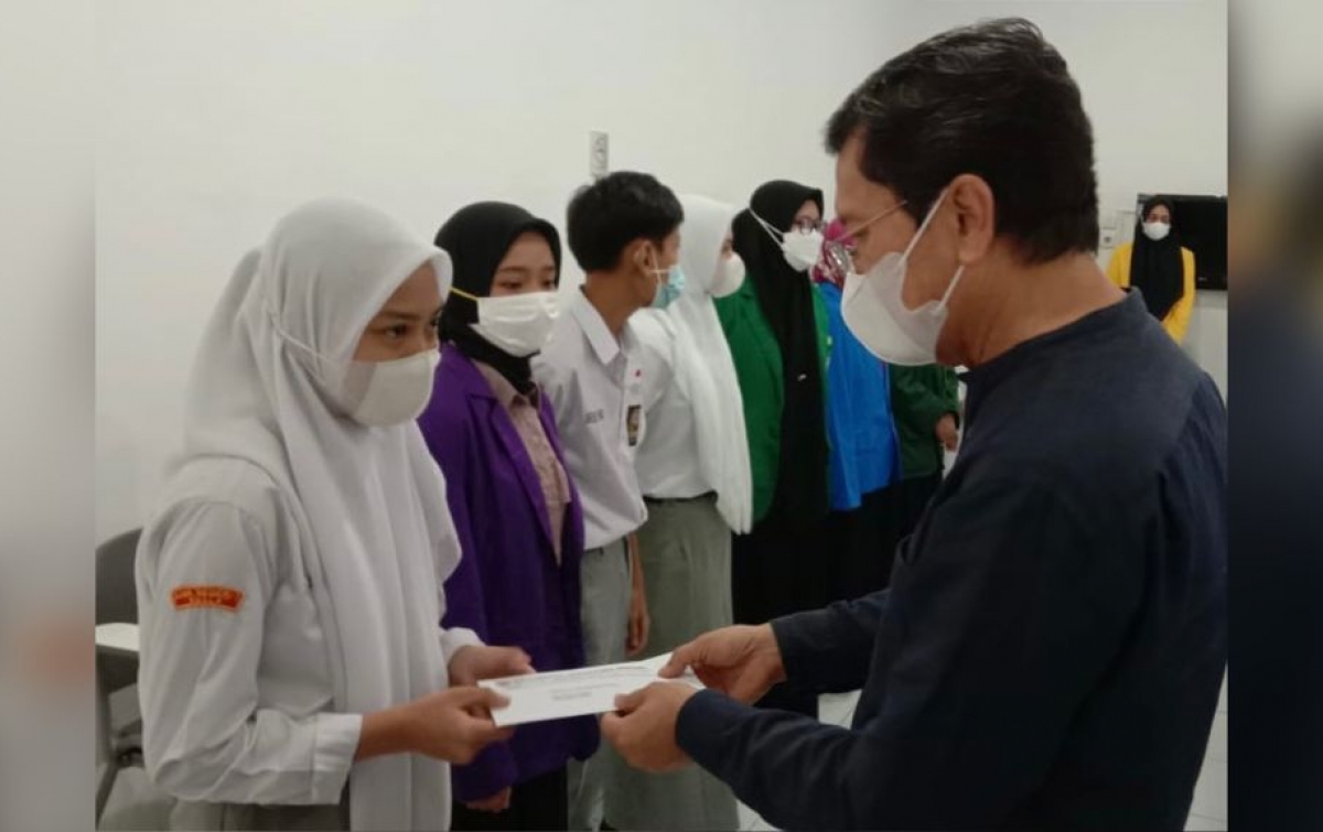 PT LNK Kembali Berikan Beasiswa ke Anak Karyawan dan Masyarakat