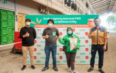 FWD Bagikan Paket Beras untuk Mitra Pengemudi Grab di Medan