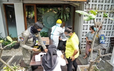 Satgas Covid-19 Tes Swab Antigen Pengunjung Garpoo Café dan Gandara Spa