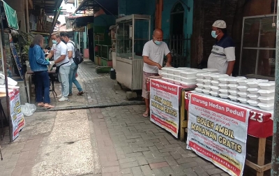 Warung Medan Peduli Borong Dagangan Warga Kampung Sejahtera, Dibagikan Lagi Gratis