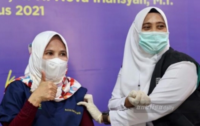 Tenaga Kesehatan Aceh Disuntik Vaksin Covid-19 Dosis Ketiga