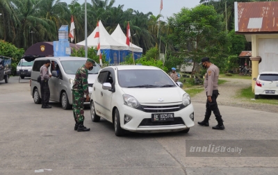 Petugas Perbatasan Aceh-Sumut Periksa Sertifikat Vaksin