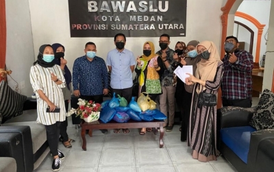 Semarakkan HUT RI dan Hari Jadi Bawaslu, Bawaslu Medan Gelar Bakti Sosial